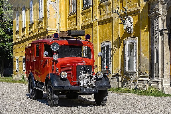 Oldtimer Mercedes Benz L1500S 1941  Baujahr 1941  Hubraum 2594 ccm  Leistung 60 PS  Feuerwehrwagen  Ansicht vorne  vor Barockfassade  Österreich  Europa