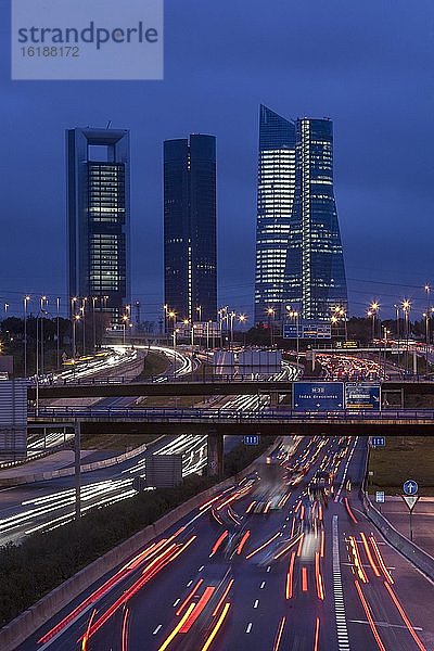 Lichtspuren  Straßenverkehr bei Nacht  Finanzdistrikt mit Wolkenkratzern  Madrid  Spanien  Europa