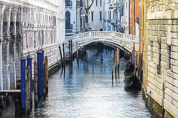 Brücke über einen Kanal  Venedig  Venetien  Italien  Europa