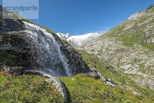 Gebirgslandschaft mit Gletscher Schlatenkees und Wasserfall  Nationalpark Hohe Tauern  Tauerntal  Osttirol  Österreich  Europa