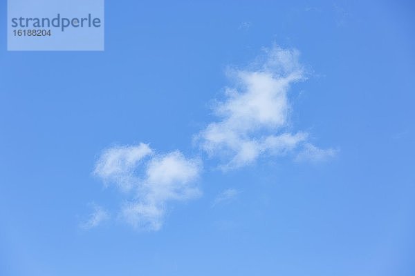 Blauer Himmel mit weißen Wolken in Mauritius