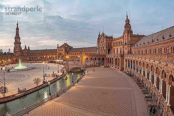 Ausblick über den beleuchteten Plaza de España bei Abenddämmerung Panorama  Sevilla  Andalusien  Spanien  Europa
