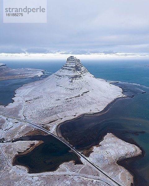 Kirkjufell Berg aus der Luft  Drohnenbild  Island  Europa