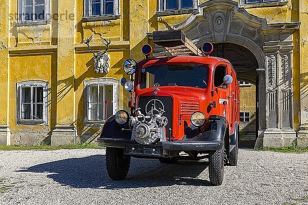 Oldtimer Mercedes Benz L1500S 1941  Baujahr 1941  Hubraum 2594 ccm  Leistung 60 PS  Feuerwehrwagen  Ansicht vorne links  vor Barock Fassade  Österreich  Europa