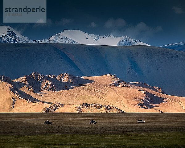 Overlanding vor dem Berg Tsambagarav  Provinz Hovd  Mongolei  Asien