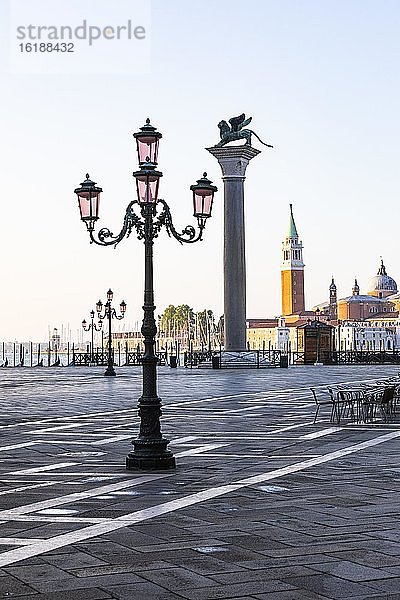 Menschenleere Piazzetta San Marco bedingt durch Corona-Pandemie  Venedig  Venetien  Italien  Europa