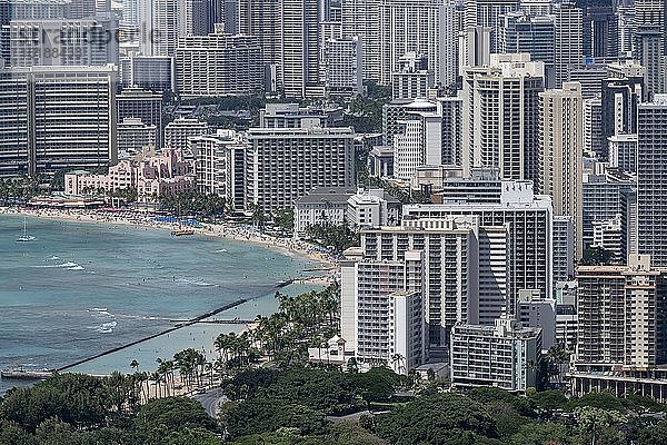 Waikiki Beach mit Wolkenkratzern  Blick vom Diamond Head Crater  Honolulu  Oahu  Hawaii  USA  Nordamerika
