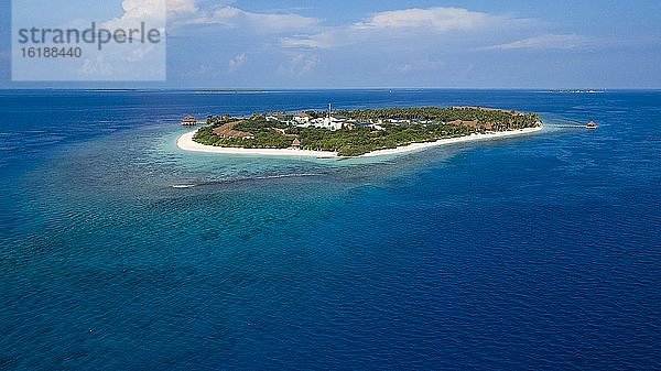 Vogelperspektive  Malediveninsel mit Korallenriff  Filaidhoo  Raa Atoll  Malediven  Asien