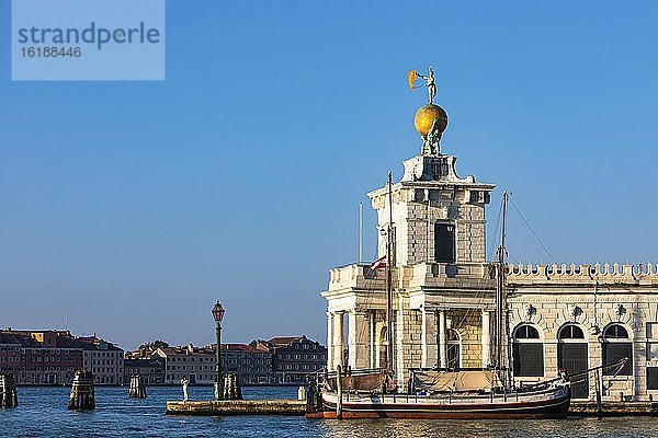 Dogana da Mar an der Einfahrt zum Canale Grande  Venedig  Venetien  Italien  Europa