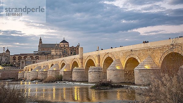 Puente Romano  Römische Brücke über Rio Guadalquivir  hinten Mezquita  Catedral de Córdoba  Cordoba  Andalusien  Spanien  Europa