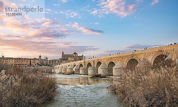 Sonnenuntergang  Puente Romano  Römische Brücke über Rio Guadalquivir  hinten Mezquita  Catedral de Córdoba  Cordoba  Andalusien  Spanien  Europa