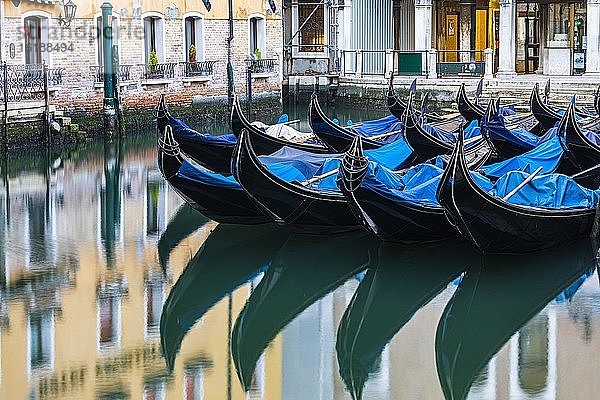 Spiegelungen an einem Kanal und parkende Gondeln  Venedig  Venetien  Italien  Europa
