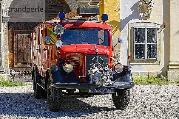 Oldtimer Mercedes Benz L1500S 1941  Baujahr 1941  Hubraum 2594 ccm  Leistung 60 PS  Feuerwehrwagen  Ansicht vorne rechts  Österreich  Europa