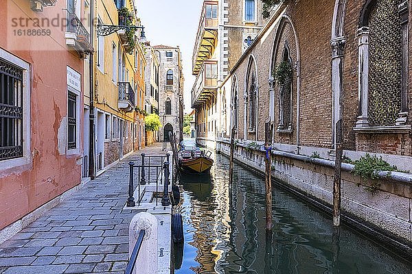Menschenleere Gasse am Kanal bedingt durch die Corona-Pandemie  Venedig  Venetien  Italien  Europa