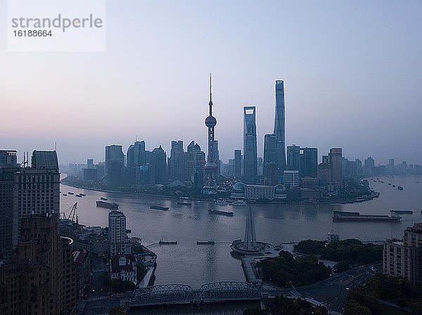 Business District bei Sonnenaufgang  The Bund Shanghai  China  Asien
