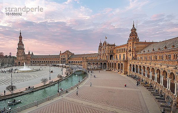 Ausblick über den Plaza de España bei Abenddämmerung  Panorama  Sevilla  Andalusien  Spanien  Europa