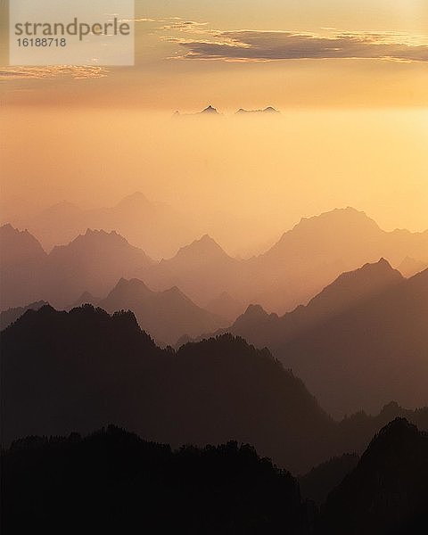 Bergsilhouette  Sonnenuntergang im Huangshan Gebirge  Provinz Anhui  China  Asien