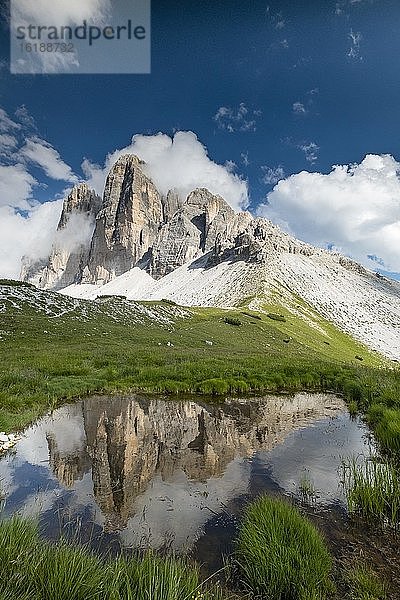 Tre Cime di Lavaredo oder Drei Zinnen mit Spiegelung  Dolomites  Dolomiten  Alpen  Venetien  Italien  Europa