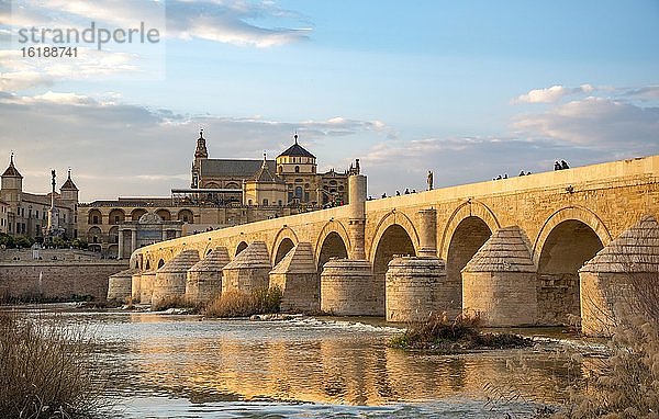 Puente Romano  Römische Brücke über Rio Guadalquivir  hinten Mezquita  Catedral de Córdoba  Cordoba  Andalusien  Spanien  Europa