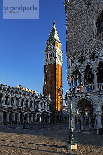 Campanile San Marco im Morgenlicht  Venedig  Venetien  Italien  Europa