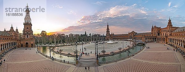 Ausblick über den Plaza de España  Abenddämmerung  Panorama  Sevilla  Andalusien  Spanien  Europa