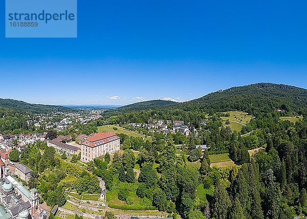 Drohnenaufnahme mit Neuem Schloss  Baden-Baden  Baden-Württemberg  Deutschland  Europa