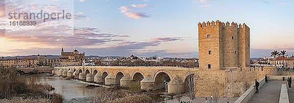 Sonnenuntergang  Puente Romano mit festungsturm Torre de la Calahorra  Römische Brücke über Rio Guadalquivir  hinten Mezquita  Catedral de Córdoba  Cordoba  Andalusien  Spanien  Europa