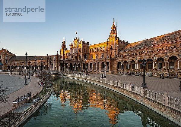 Plaza de España im Abendlicht mit Spiegelung im Kanal  Sonnenuntergang  Sevilla  Andalusien  Spanien  Europa