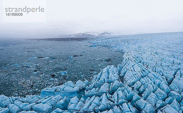 Panoramabild der Gletscherlagune und Gletscherwand  Vatnajökull Gletscher  Island  Europa