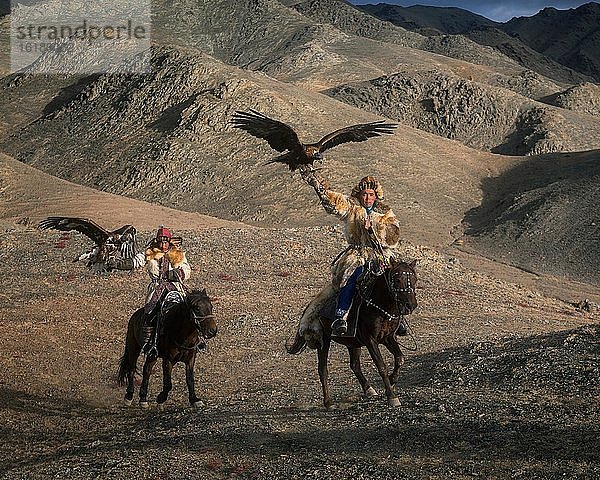 Mongolische Reiter bei der traditionellen Jagd mit Adlern  Provinz Bayan-Ulgii  Mongolei  Asien