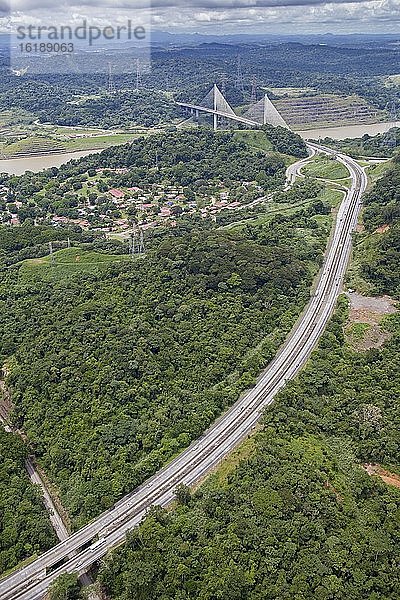 Die panamerikanische Autobahn durch den Regenwald mit Brücke über den Panamakanal  Panama  Mittelamerika