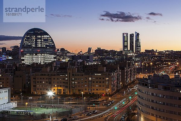 Skyline des Bezirks Las Tablas bei Abenddämmerung  Madrid  Spanien  Europa