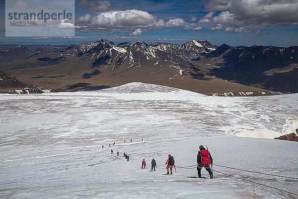 Bergwanderer im Berg Kharkhiraa  Uvs Provinz  Mongolei  Asien