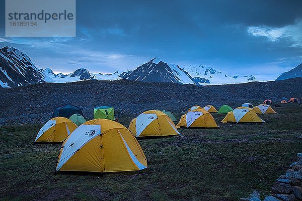 Zelte im Basislager der Bergsteiger im Moorgebirge Altai 5  Provinz Bayan-Ulgii  Mongolei  Asien