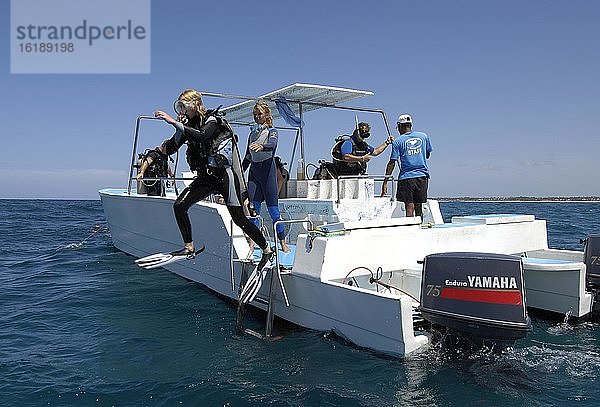 Taucher springt vom Boot  Punta Cana  Dominikanische Republik  Mittelamerika