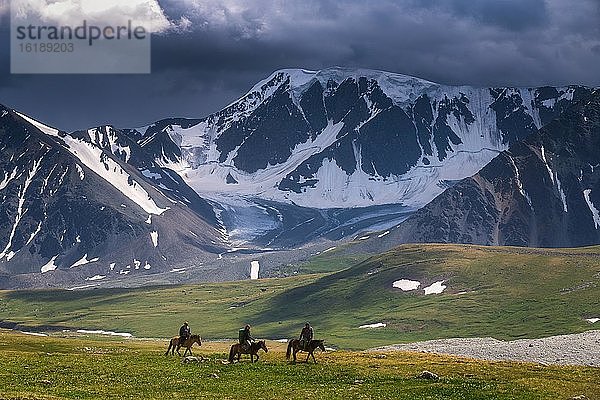 Reiter auf Pferden in der Steppe vor dem Altai Gebirge  Altai 5 Moorgebirge  Provinz Bayan-Ulgii  Mongolei  Asien