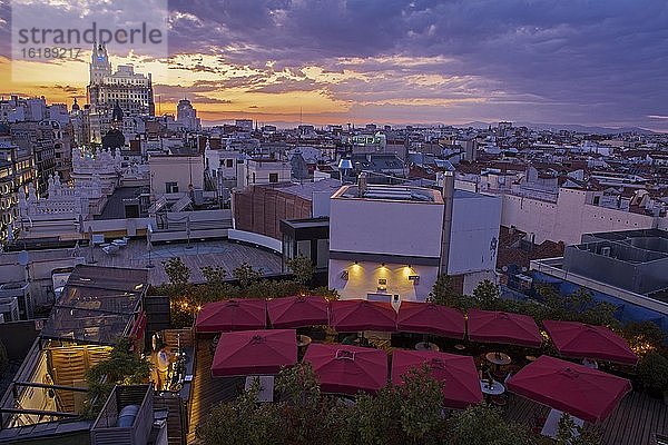 Stadtansicht mit Abendrot  Terrassenbar des Principal Hotels in der Gran Via  Madrid  Spanien  Europa
