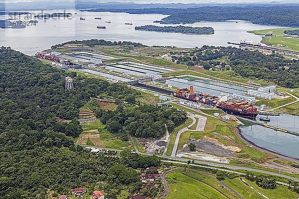 Luftaufnahme von zwei Neo-Panamax Containerschiffen beim Überqueren der dritten Schleuse auf der Pazifikseite  Panamakanal  Panama  Mittelamerika