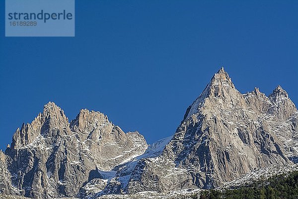 Bergkette Chamonix-Nadeln  Gipfel der Aiguille du Plan und Dent du Krokodil  Savoyen  Auvergne-Rhône-Alpes  Frankreich  Europa