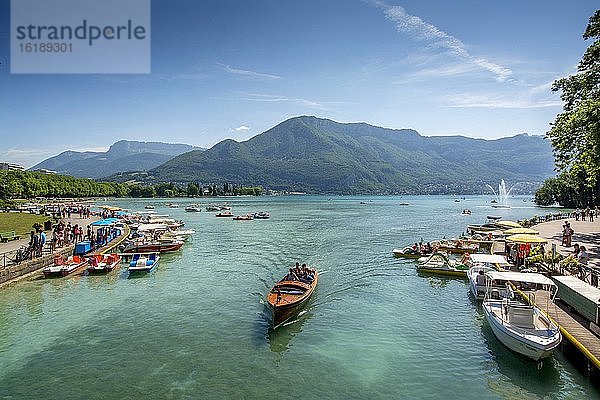 Boote auf dem See von Annecy  Annecy  Departement Haute-Savoie  Auvergne-Rhone-Alpes  Frankreich  Europa
