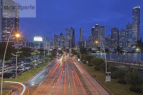 Stadtansicht  Balboa Avenue und Wolkenkratzer in der Abenddämmerung  Panama City  Panama  Mittelamerika