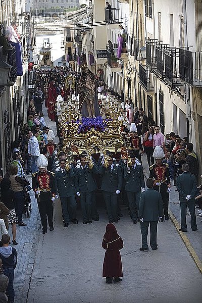 Polizeibeamte der Bruderschaft tragen Bild der Jungfrau Maria  Prozession zur Karwoche in Baeza  Provinz Jaen  Spanien  Europa