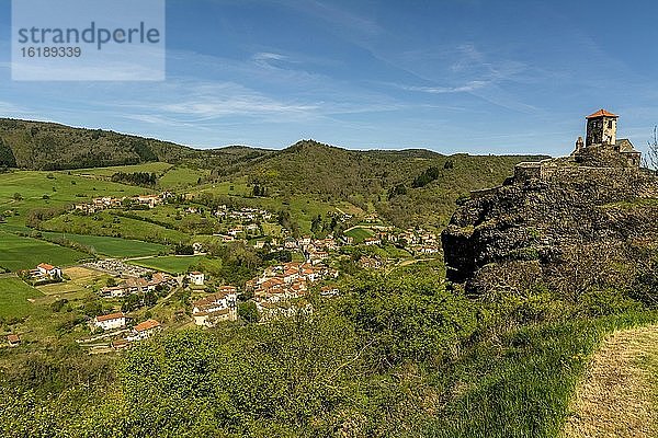 Schlossruine und Ortsansicht  Saint Ilpize  Departement Haute Loire  Auvergne-Rhone-Alpes  Frankreich  Europa