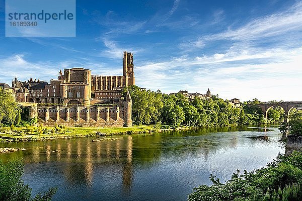 Kathedrale Saint Cecile am Fluss Tarn  Unesco-Weltkulturerbe  Albi  Departement Tarn  Occitanie  Frankreich  Europa
