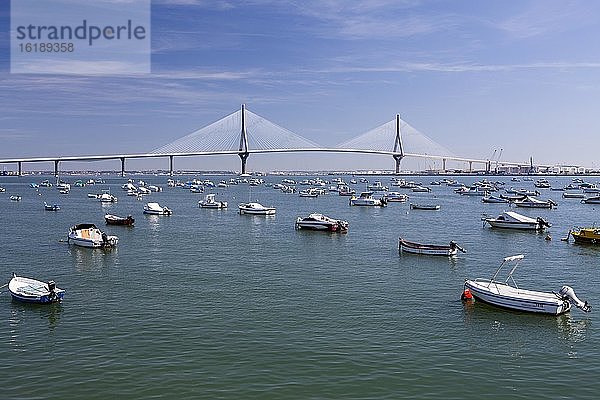 Kleine Boote vor der Puente de la Constitución de 1812  Bahia de Cadiz  Spanien  Europa