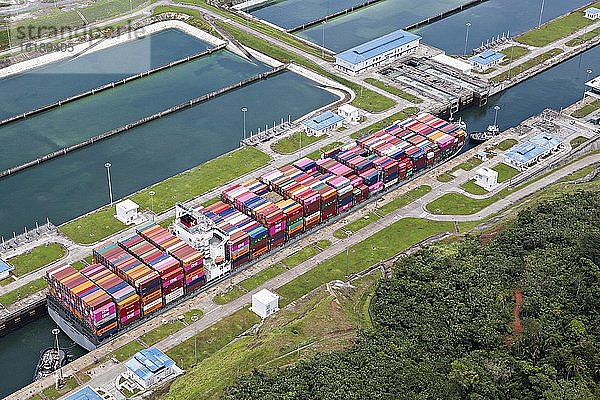 Luftaufnahme eines Neo-Panamax Containerschiffes beim Überqueren der dritten Schleuse auf der Pazifikseite  Panamakanal  Panama  Mittelamerika