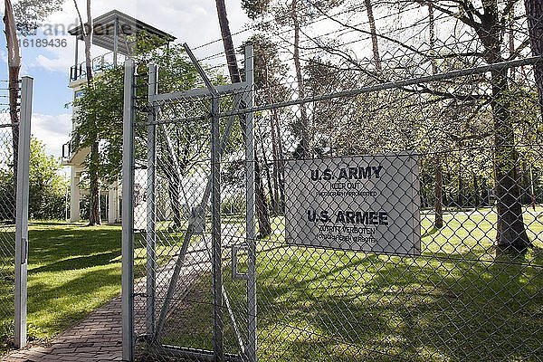Schild Fotografieren verboten  im Hintergrund Beobachtungsturm von US-Army  Gedenkstätte Point Alpha  Rasdorf  Hessen  Deutschland  Europa
