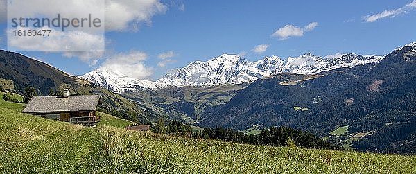 Berghütte  Chalet und Mont-Blanc-Massiv  Departement Savoyen  Auvergne-Rhone-Alpes  Frankreich  Europa