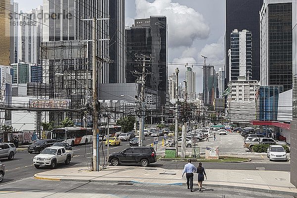 Bankangestellte überqueren die Straße im Finanzbezirk  Panama City  Panama  Mittelamerika