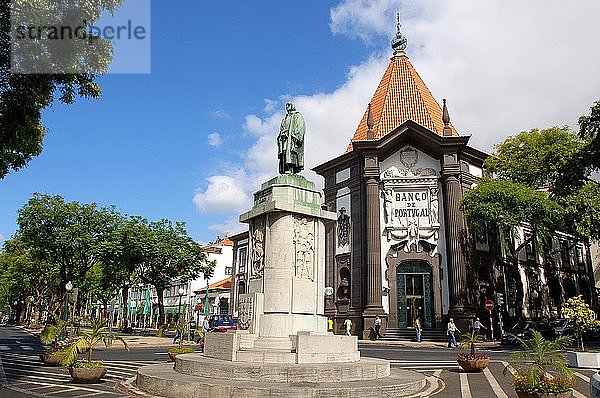 Denkmal von Joao Goncalves Zarco  Entdecker von Madeira  im Hintergrund Banco de Portugal  Funchal  Madeira  Portugal  Europa